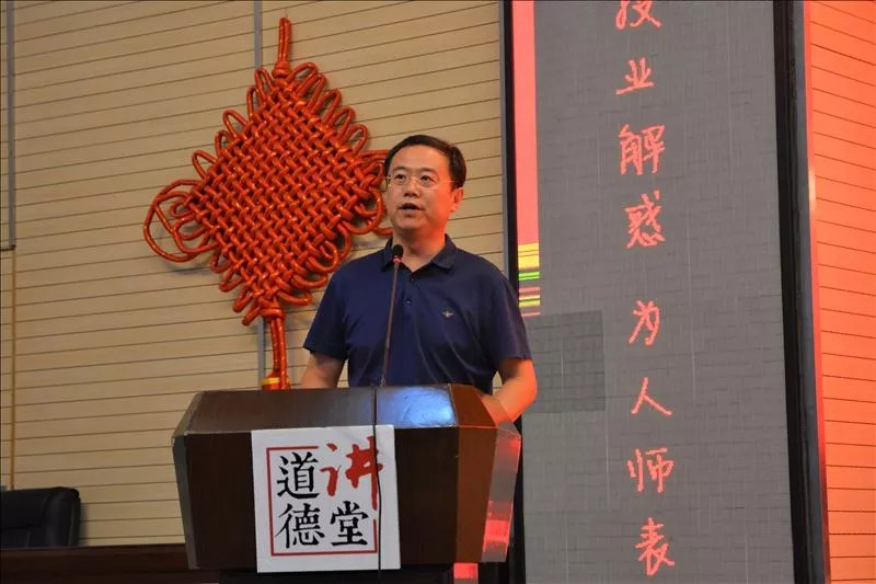 三尺讲台耕耘出桃李芬芳